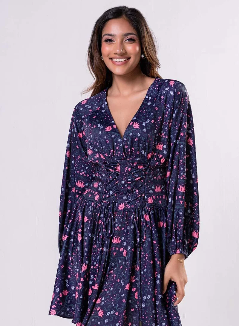 زجزاج فستان ساتان مطبوع بربطة أمامية أزرق