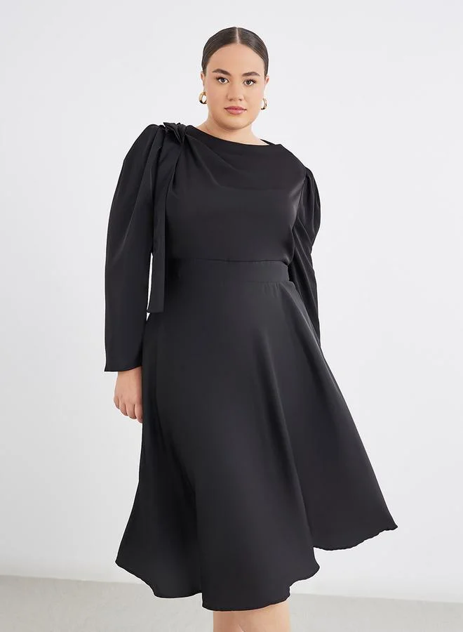 Styli Styli Plus Black Midi Dress with Shoulder Bow Detail