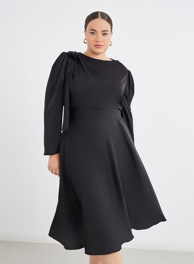 Styli Plus Black Midi Dress with Shoulder Bow Detail - Image 3