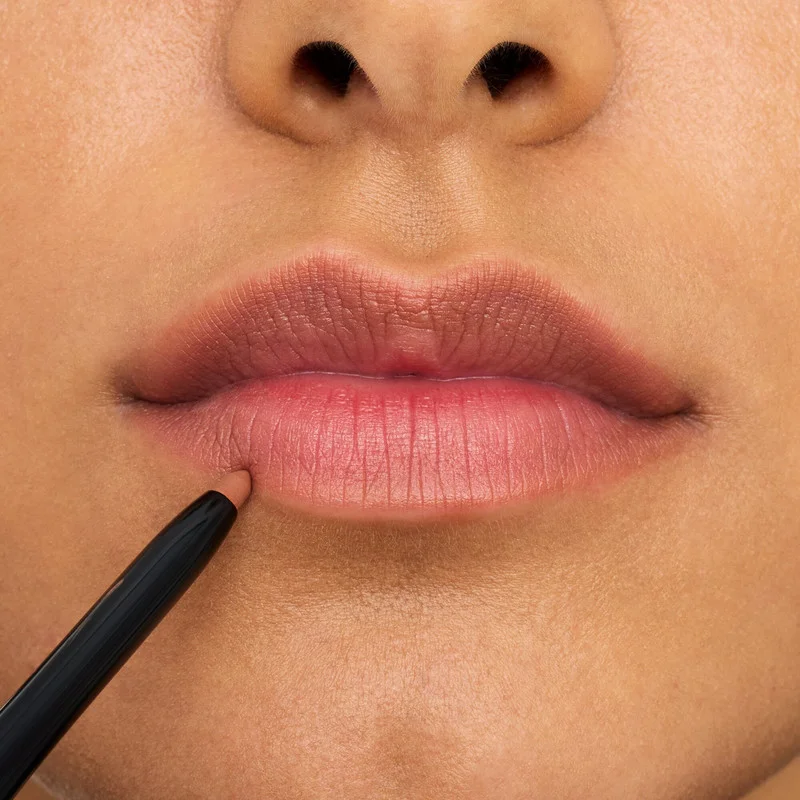 ايسنس إيسنس قلم تحديد شفاه مات كومفورت 8 ساعات 01