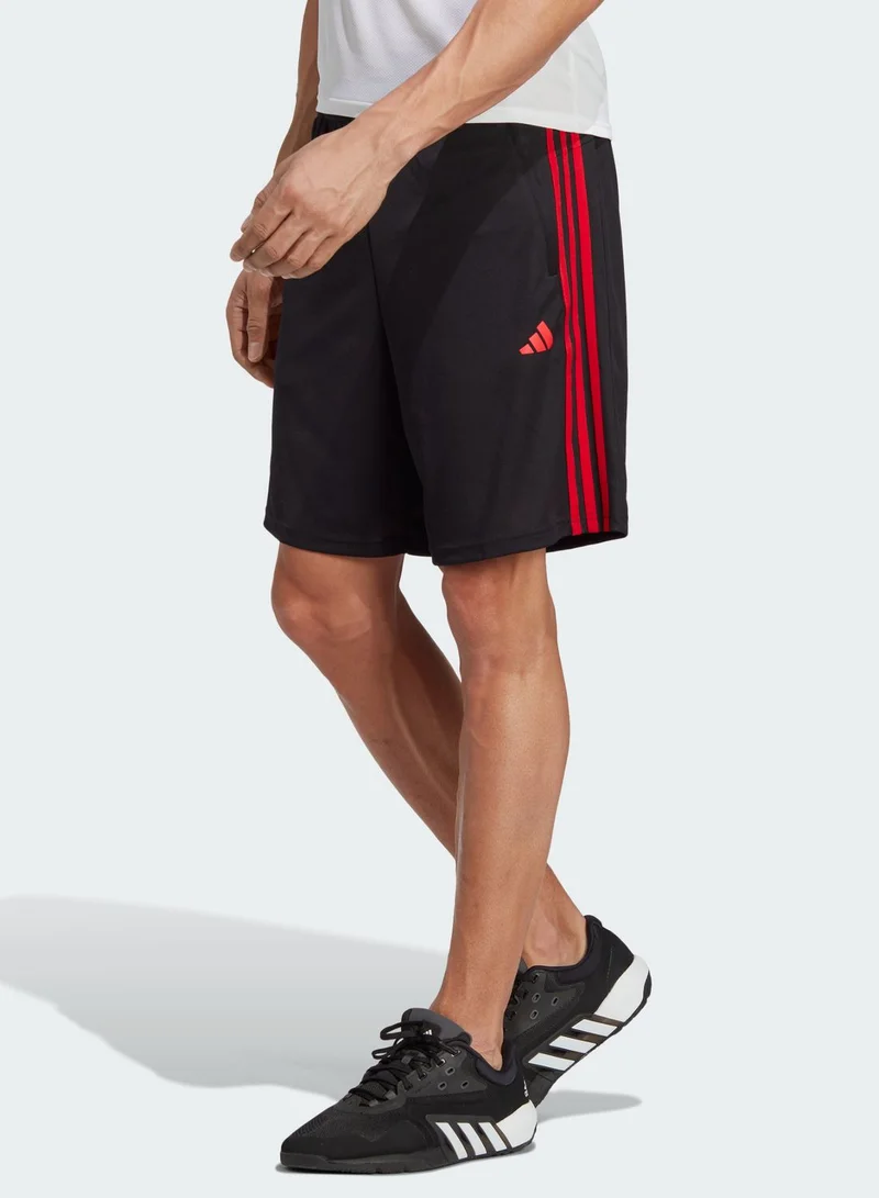 adidas شورت رياضي أساسي مزين بثلاثة خطوط