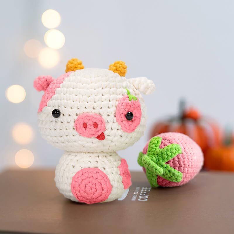 Mewaii مجموعة Mewaii Crochet للمبتدئين، مجموعة كاملة من أدوات DIY للحيوانات مع 40%+ من خيوط الشريط التي تم البدء بها مسبقًا، دروس فيديو خطوة بخطوة للبالغين والأطفال (بقرة فراولة) - Image 2