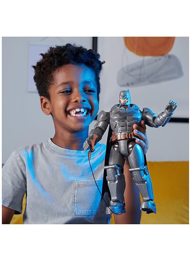 دي سي كوميكس لعبة باتل سترايك باتمان 12 بوصة مع 5 ملحقات و15 صوتًا وأكثر، ألعاب قابلة للتجميع للأطفال للأولاد والبنات من سن 3 سنوات فما فوق - Image 5