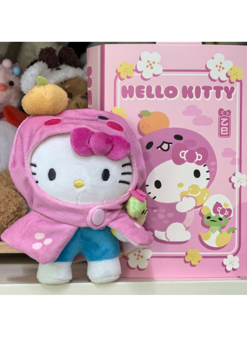 عام دمية بُشية للهيلو كيتي بالشكل من الثعبان وبيضة الثعبان مع عباءة. هذه الدمية كيتي يمكن استخدامها كعلقية. إنها رائعة وجميلة للغاية، وهي هدية مثالية للعطلات، وأحببتها المعجبون كثيرًا. - Image 3