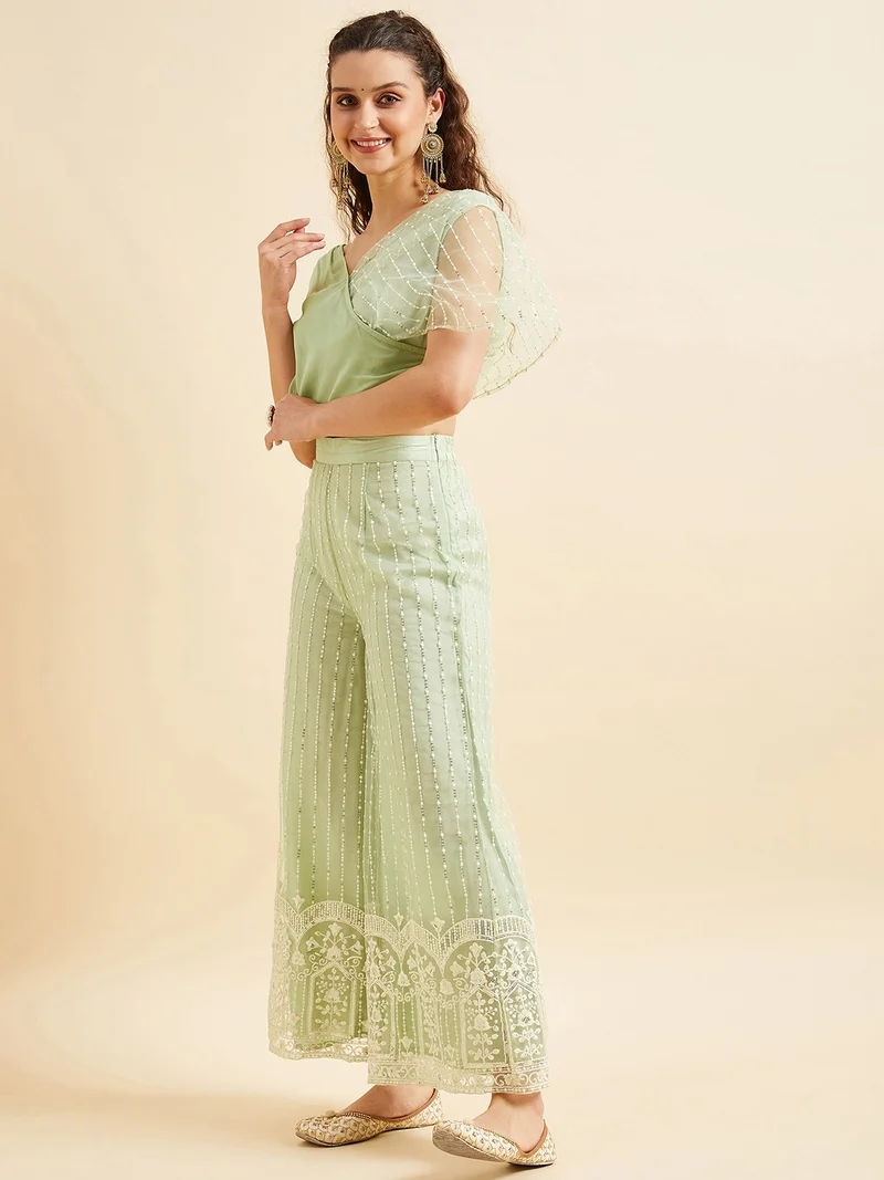 بانيت طقم متناسق (Co-ord Set) بلوزة قصيرة مطرَّزة من قماش الشبك (Net) مع بنطلون بالازو