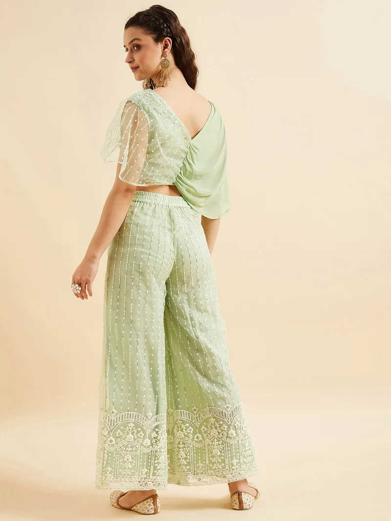 بانيت طقم متناسق (Co-ord Set) بلوزة قصيرة مطرَّزة من قماش الشبك (Net) مع بنطلون بالازو