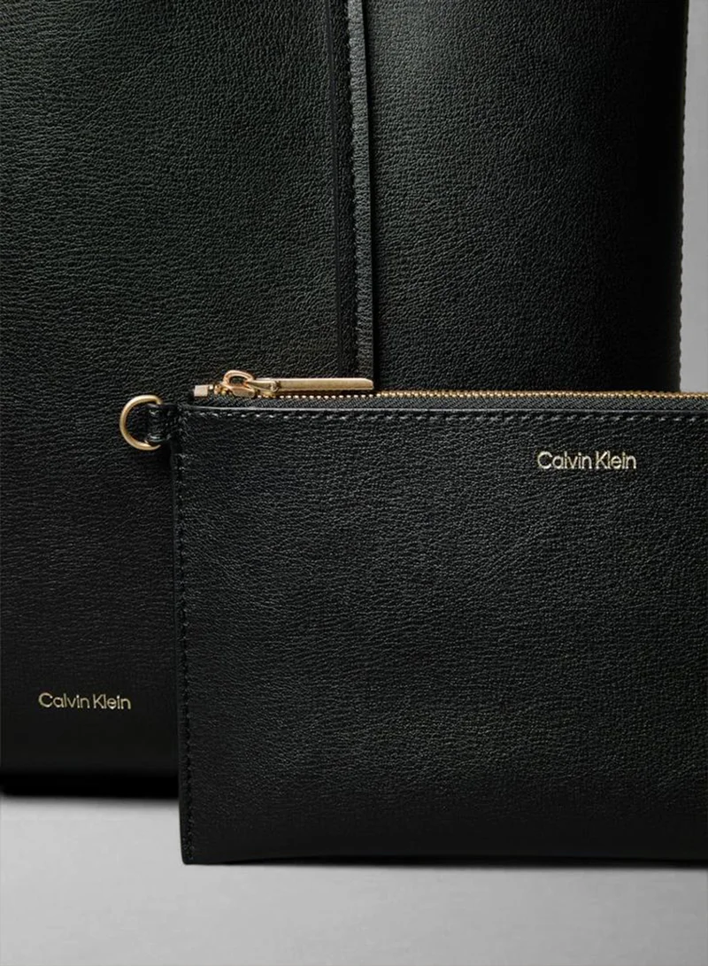 كالفن كلاين حقيبة توت صغيرة بشعار فويل