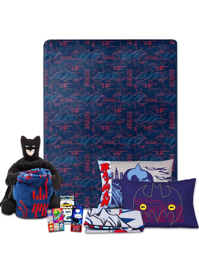 Batman طقم سرير باتمان للأطفال - حزمة مع دمية محشوة، بطانية رمي، غطاء وسادة، ملصقات، كتاب نشاط - Image 1
