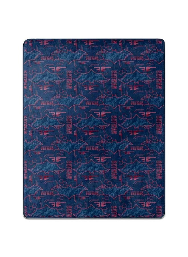 Batman طقم سرير باتمان للأطفال - حزمة مع دمية محشوة، بطانية رمي، غطاء وسادة، ملصقات، كتاب نشاط - Image 3