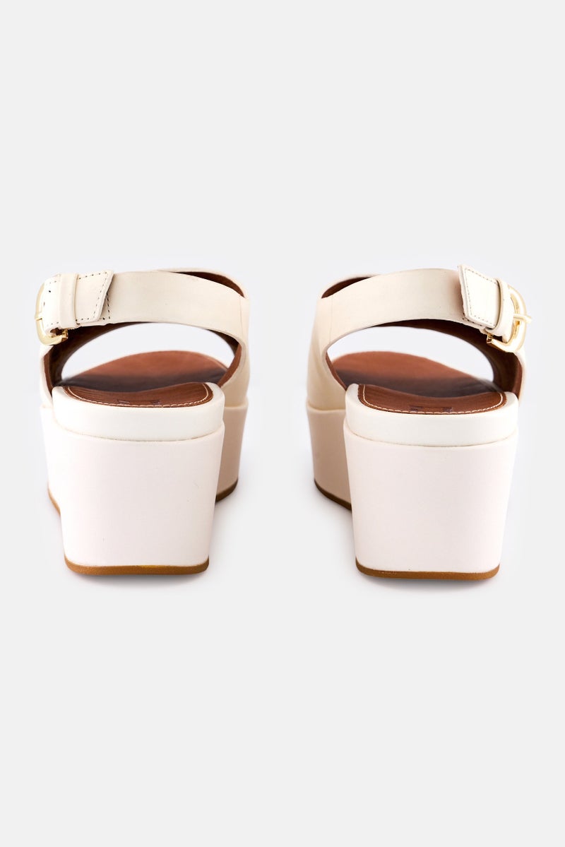 FitFlop صنادل نسائية قابلة للتعديل مع مشبك، بيضاء - Image 2