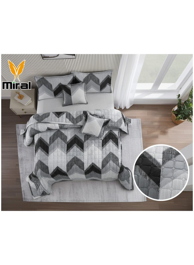 ميرال طقم مفرش سرير مزدوج شتوي مخمل مضغوط 6 قطع – لحاف ‎240×220 سم مع شرشف مطاطي ووسادات ديكورية أنيقة - Image 2