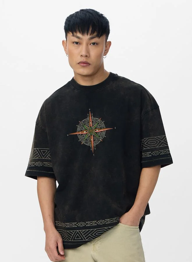 ذا سوليد ستور تيشيرت واسع بتفاصيل مُطرّزة