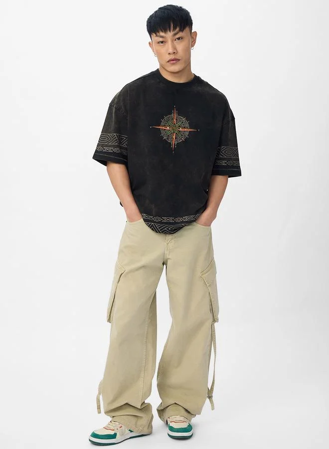 ذا سوليد ستور تيشيرت واسع بتفاصيل مُطرّزة