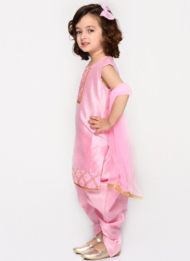 Saka Designs كُرتا مزخرفة باللون الوردي للفتيات مع بنطلونات دهوتي - Image 3