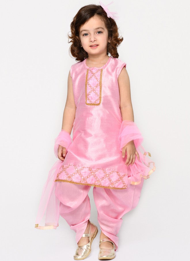 Saka Designs كُرتا مزخرفة باللون الوردي للفتيات مع بنطلونات دهوتي - Image 1