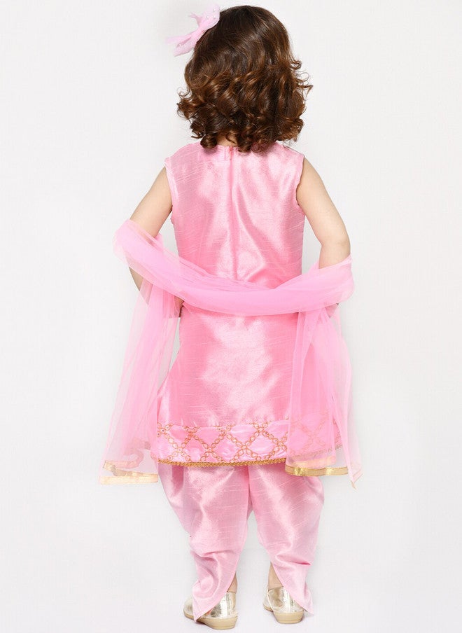 Saka Designs كُرتا مزخرفة باللون الوردي للفتيات مع بنطلونات دهوتي - Image 4
