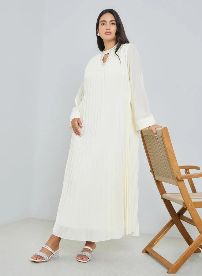 ستايلي فستان طويل بياقة منمقة وكسرات