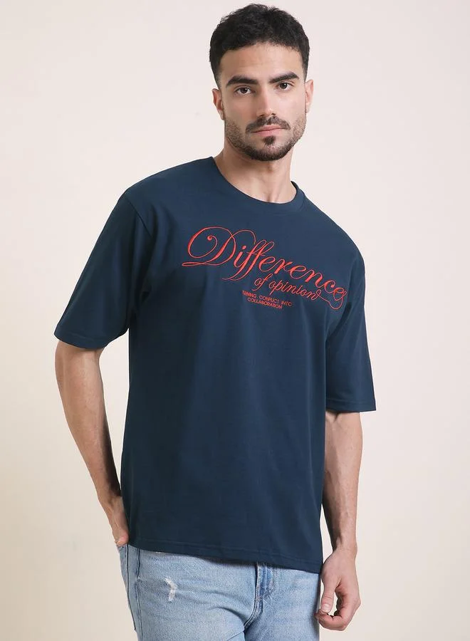 ديفيرينس أوف أوبينيون تيشيرت بتفاصيل مطرزة وقصة واسعة للرجال