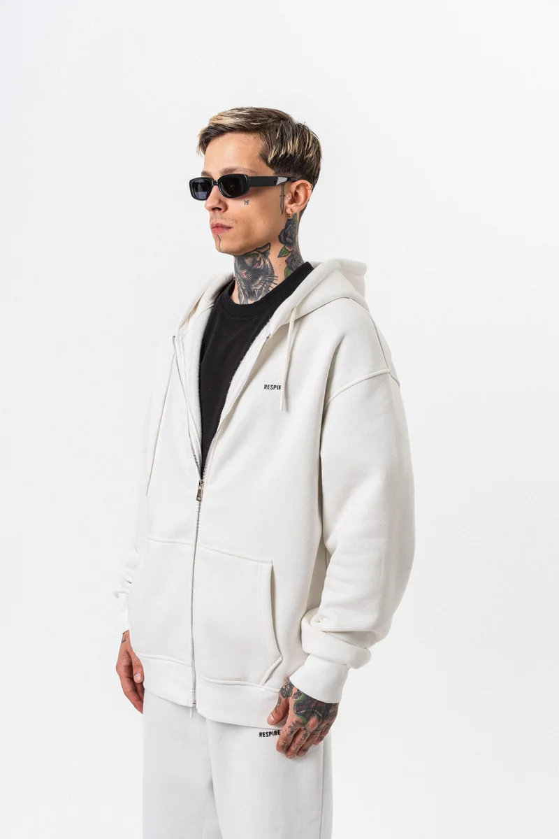 ريسباير هودي رجالي بقصة واسعة مزين برسومات حرفية بسحاب أمامي بلون إكرو