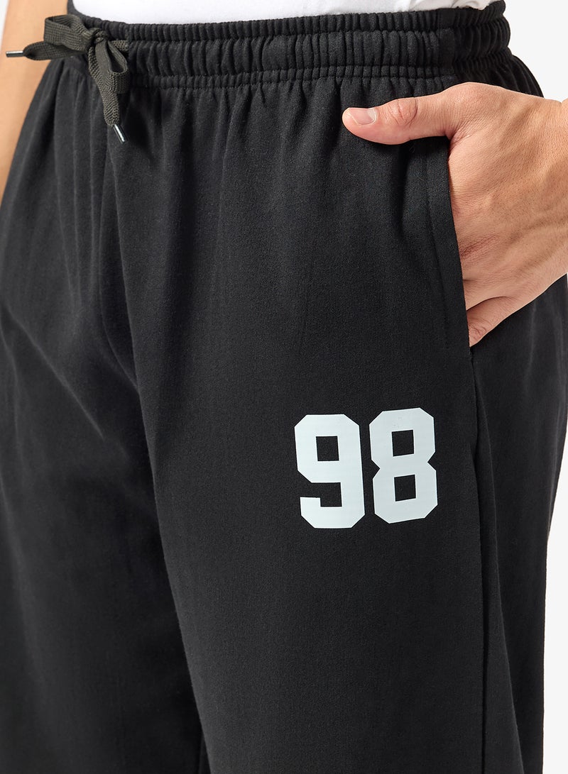 سفنتي فايف بنطلون رياضي فضفاض بتصميم جرافيك - Image 4