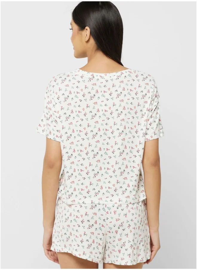 Isla & Evie Crew Neck Graphic Detail T-Shirt