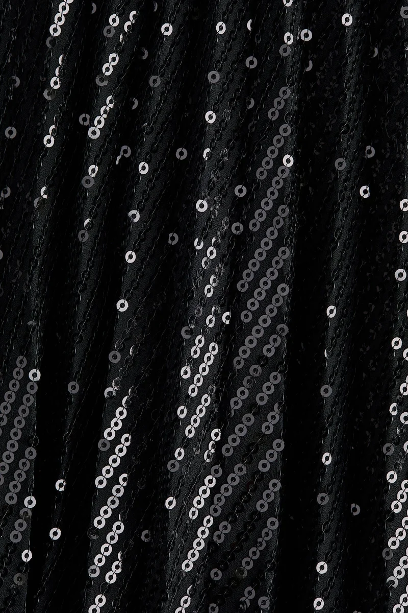 اتش اند ام تنورة من البليسيه مزينة بالترتر