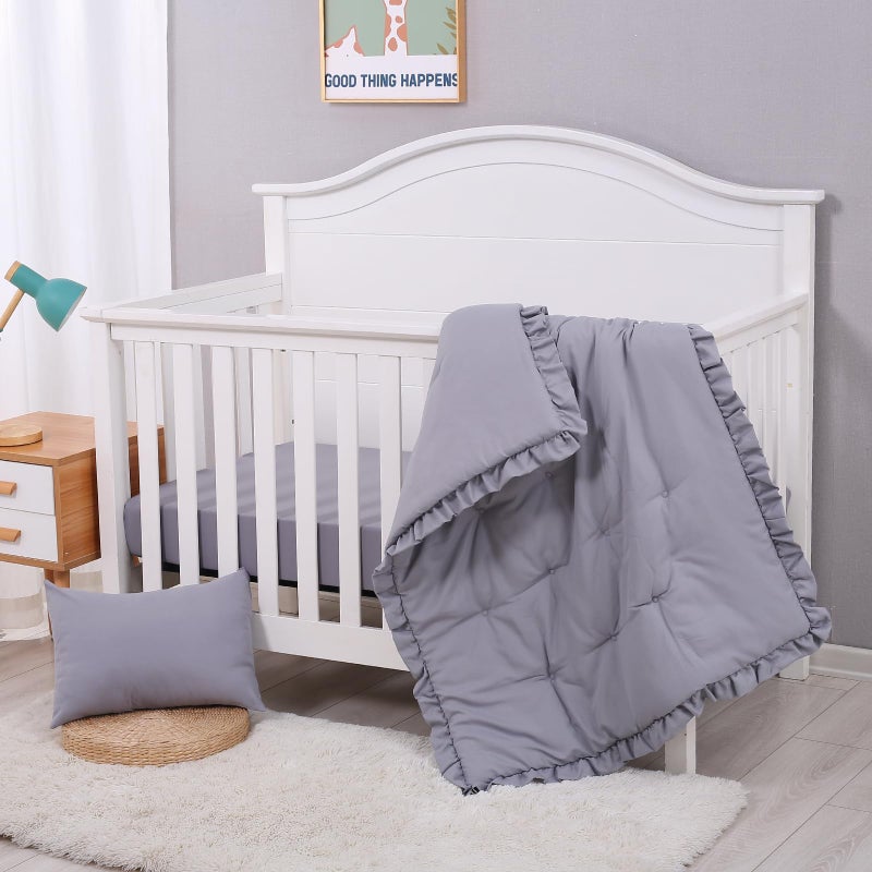 JISEN مجموعة سرير الأطفال 3 قطع من JISEN - مجموعة لحاف سرير الأطفال الناعم مع كشكش - لحاف سرير، ملاءة سرير، غطاء وسادة لمجموعات سرير الأطفال للأولاد أو البنات باللون الرمادي - Image 2