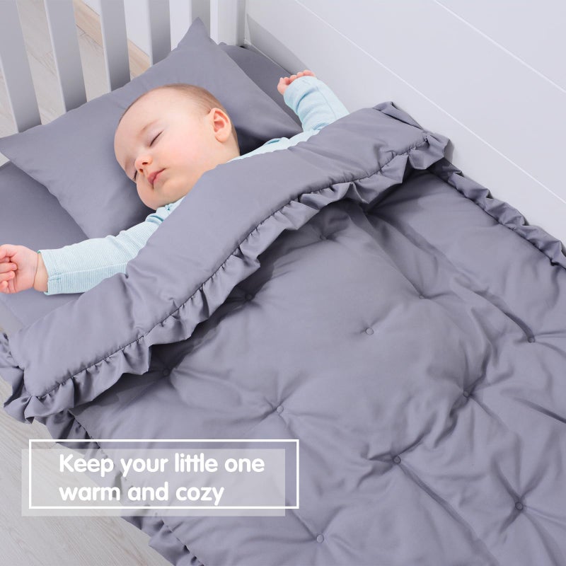 JISEN مجموعة سرير الأطفال 3 قطع من JISEN - مجموعة لحاف سرير الأطفال الناعم مع كشكش - لحاف سرير، ملاءة سرير، غطاء وسادة لمجموعات سرير الأطفال للأولاد أو البنات باللون الرمادي - Image 5