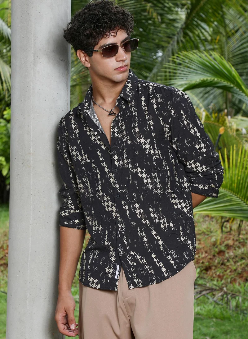 كامبوس سوترا Campus Sutra Men Grazed-Houndstooth Imprint Shirt | Abstract Houndstooth Pattern Regular Fit | Spread Collar & Full Sleeve | Lightweight Polyester Blend with Stretch | Club & Casual Wear | Onyx Black