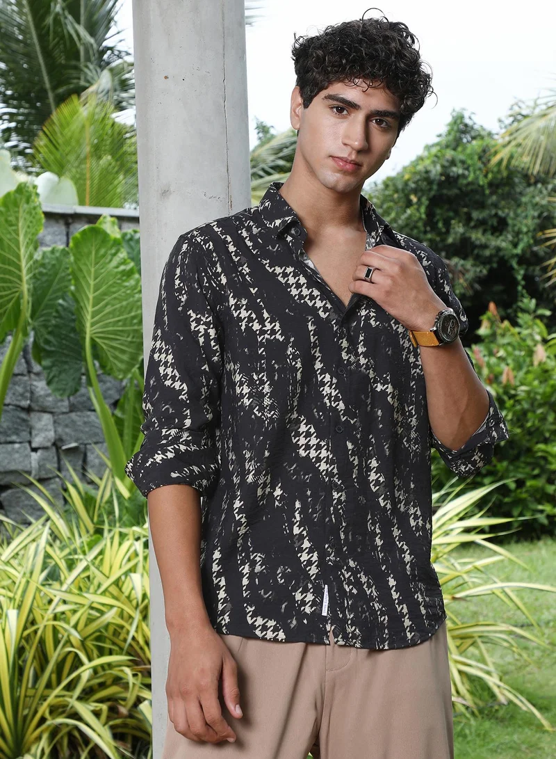 كامبوس سوترا Campus Sutra Men Grazed-Houndstooth Imprint Shirt | Abstract Houndstooth Pattern Regular Fit | Spread Collar & Full Sleeve | Lightweight Polyester Blend with Stretch | Club & Casual Wear | Onyx Black