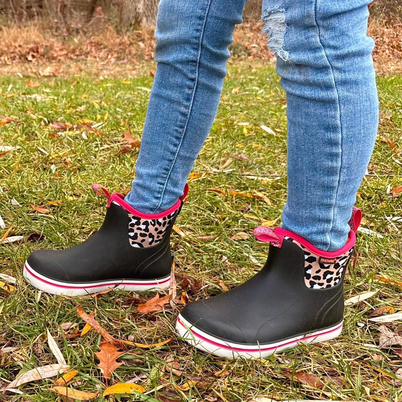 Showave Unisex-Child Ankle Rain Boots Kids Deck Boot Waterproof Lightweight Rubber Mud Booties for Boys Girls, Pink Cheeth, 2 Little Kid - Image 2