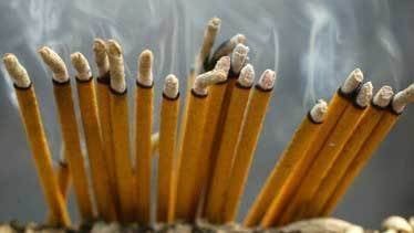 suvasane Suvasane Agarbatti Oudh Fragrance 90 Sticks per Pack Brown Masala Flora Sticks in Jute Bag  - Image 3