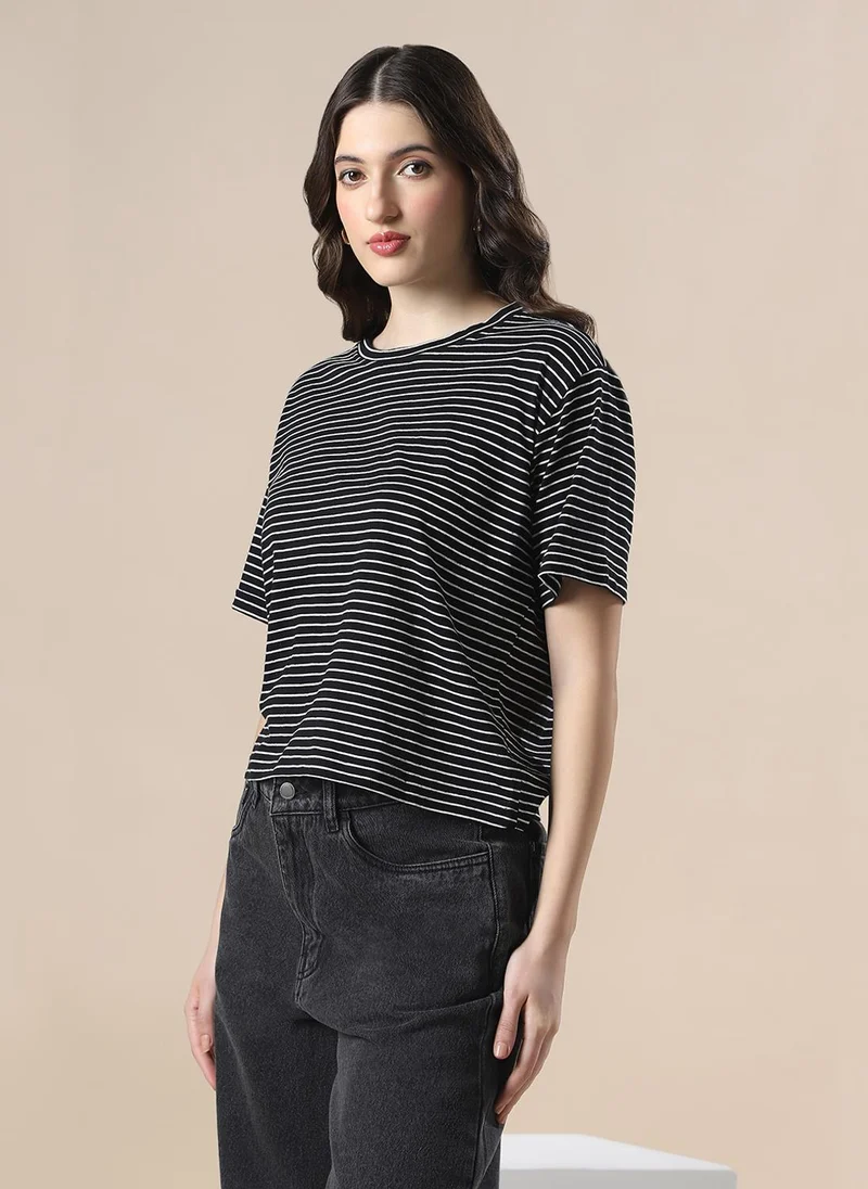 جلو باص تيشيرت نسائي مخطط أبيض وأسود بياقة مستديرة وأكمام قصيرة وقصة واسعة