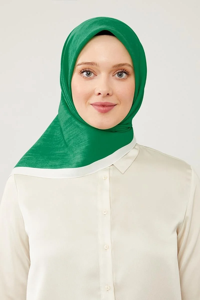 Levidor Benetton Piping Color Transition Prague Scarf