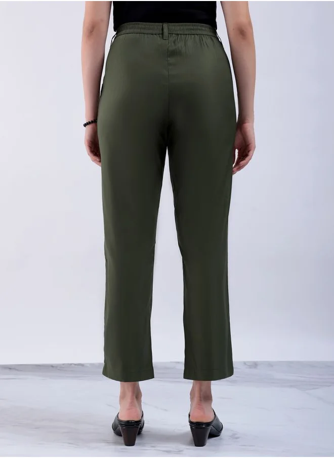 مرفوعة Women Straight Fit Solid Mid-Rise Front Pleate Tapered Elasticated Trousers
