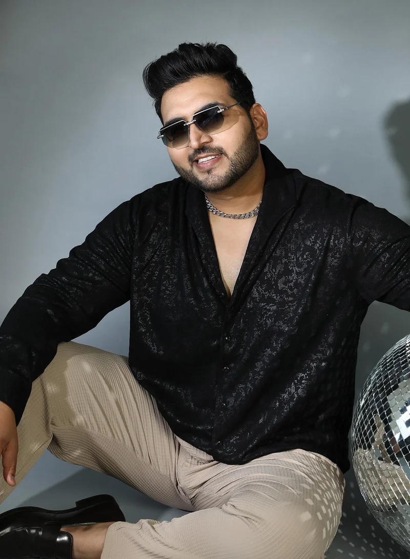 انستافاب بلس قميص رجالي مقاس بلس بلون أسود عتيق بياقة ممتدة وأكمام طويلة بأزرار