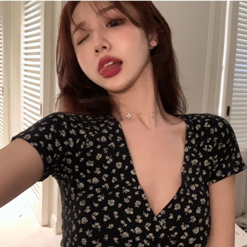 American Retro Style Floral Cross V-Neck Slim Short Navel-Baring Short-Sleeved T-Shirt Women's Top 2025 Summer New Trend - Image 2
