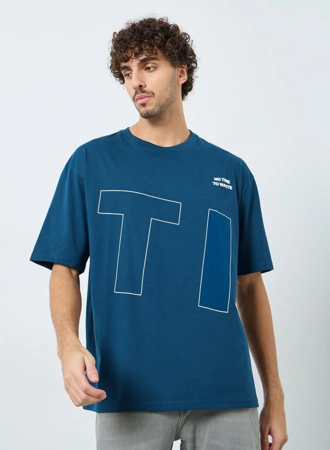 ستايلي تيشيرت واسع بطبعة جرافيك أمامية وخلفية