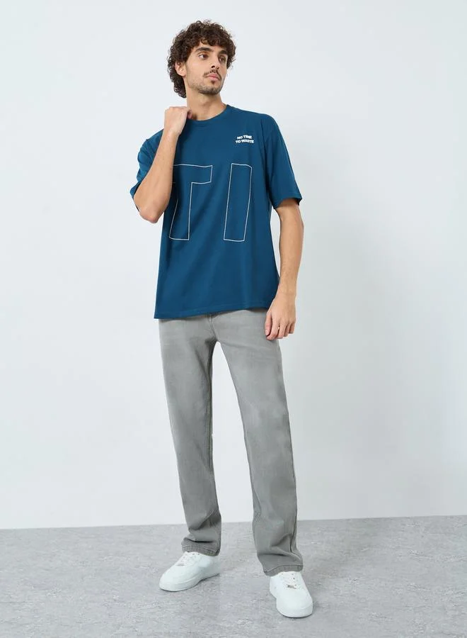 ستايلي تيشيرت واسع بطبعة جرافيك أمامية وخلفية