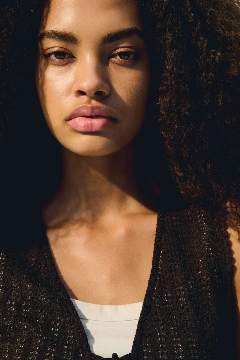 اتش اند ام بلوزة محبوكة بربطة أمامية