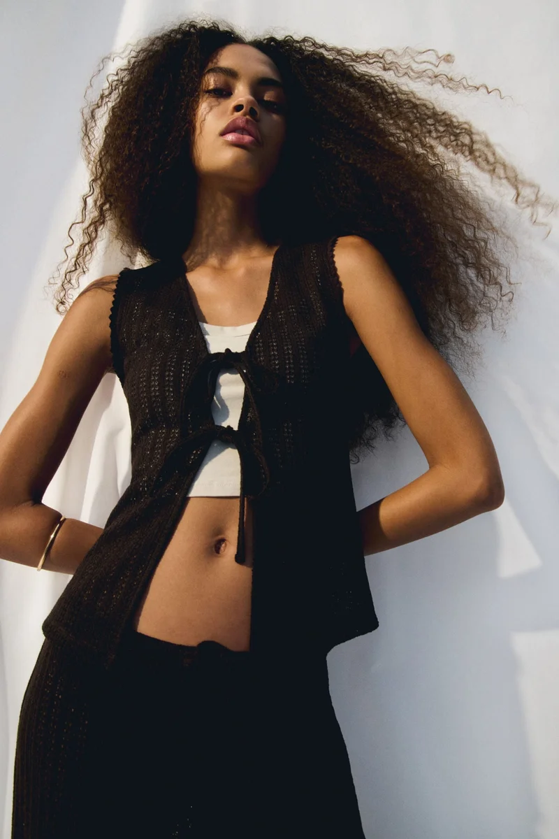 اتش اند ام بلوزة محبوكة بربطة أمامية