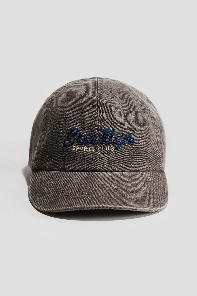 اتش اند ام قبعة مزيّنة بعبارات