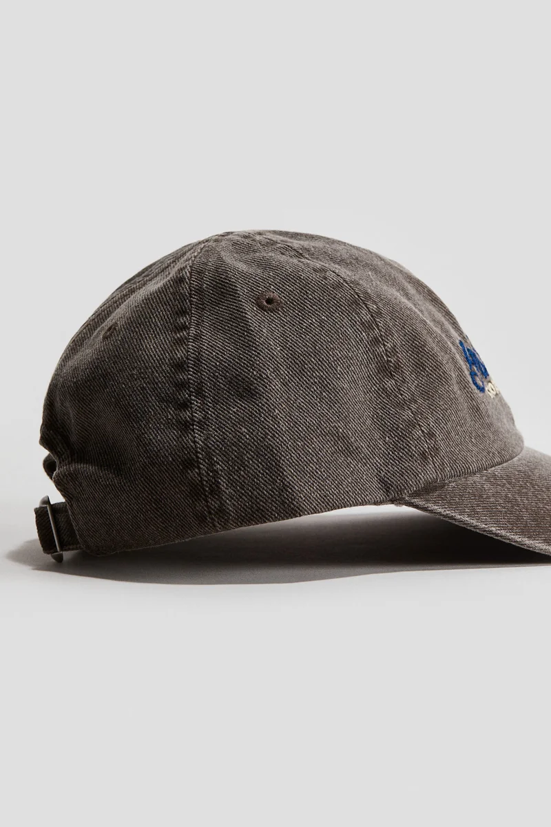 اتش اند ام قبعة مزيّنة بعبارات