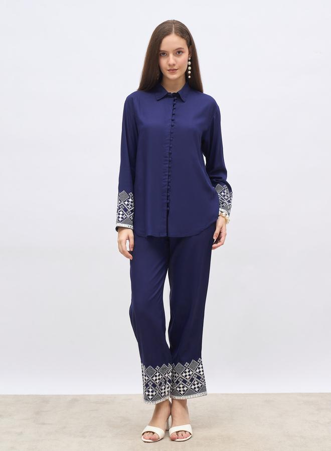 ستايلي طقم قميص مطرز أزرق متوسط وبنطلون بقصة مستقيمة - Image 2