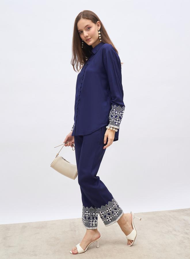 ستايلي طقم قميص مطرز أزرق متوسط وبنطلون بقصة مستقيمة - Image 1