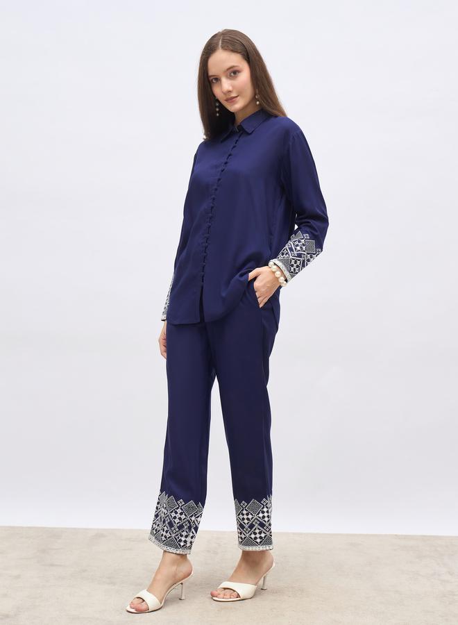 ستايلي طقم قميص مطرز أزرق متوسط وبنطلون بقصة مستقيمة - Image 3