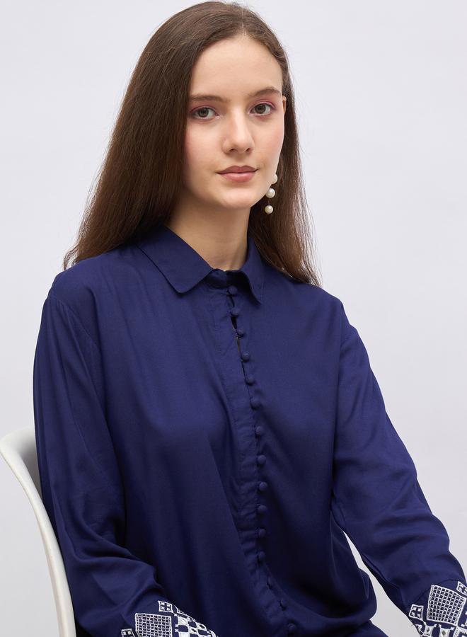 ستايلي طقم قميص مطرز أزرق متوسط وبنطلون بقصة مستقيمة - Image 4