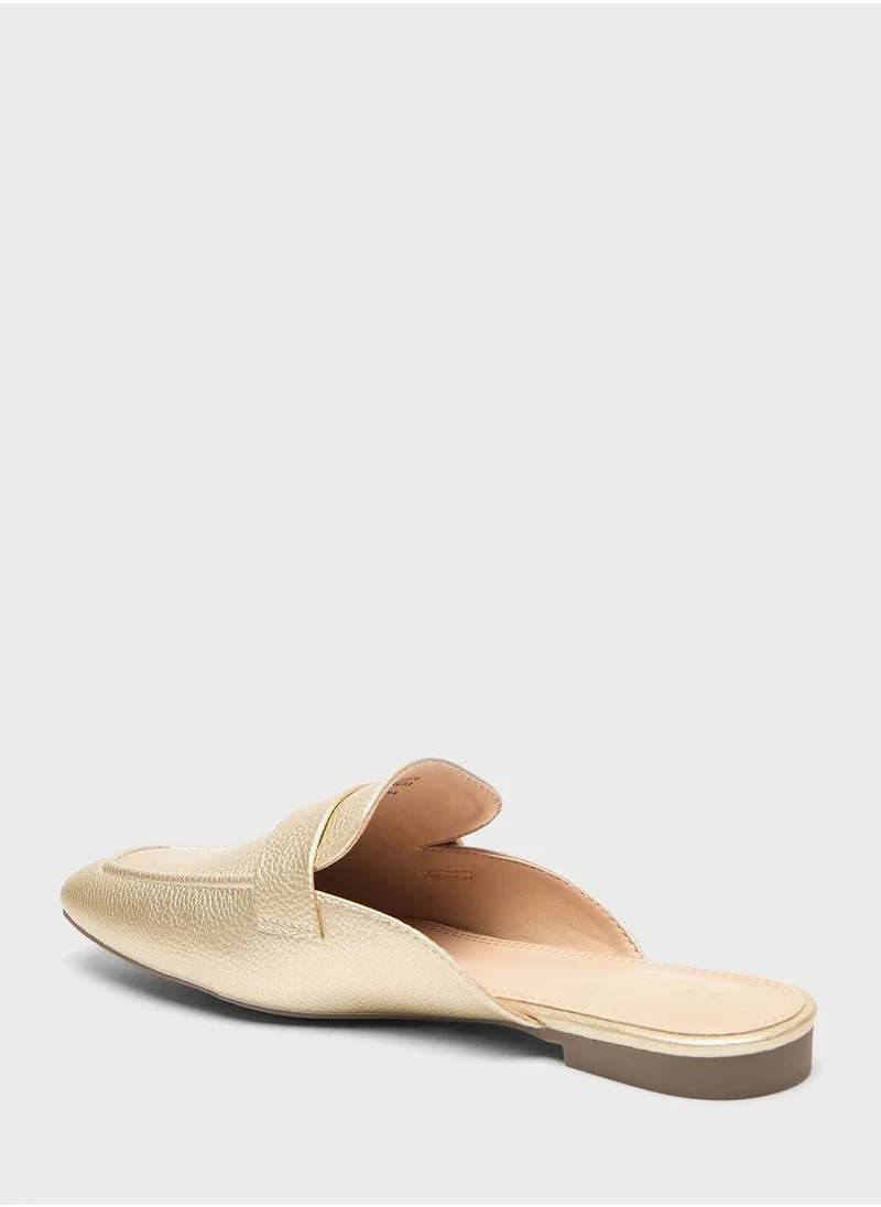 سيليست Wide Toe Slip Ons