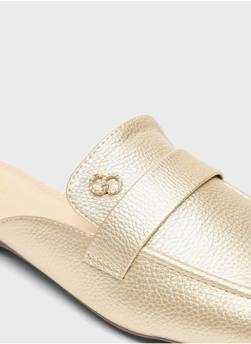 سيليست Wide Toe Slip Ons