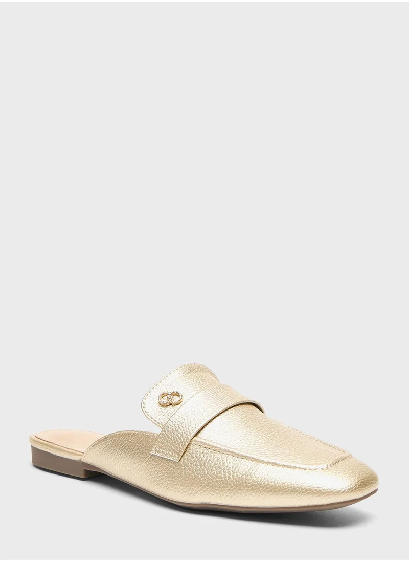 سيليست Wide Toe Slip Ons